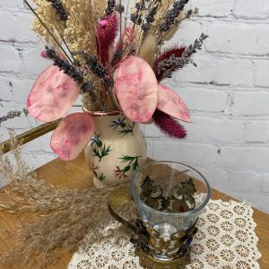 Verre transparent avec sous tasse en métal et perles serties
