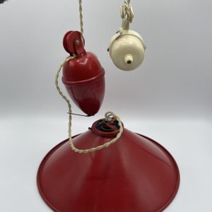 Suspension vintage avec poulie et contrepoids rouge